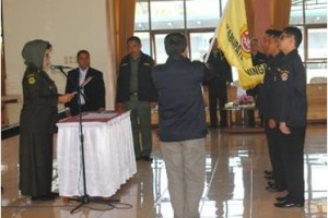 Bupati Kuningan saat melantik pengurus Karang Taruna Kuningan.